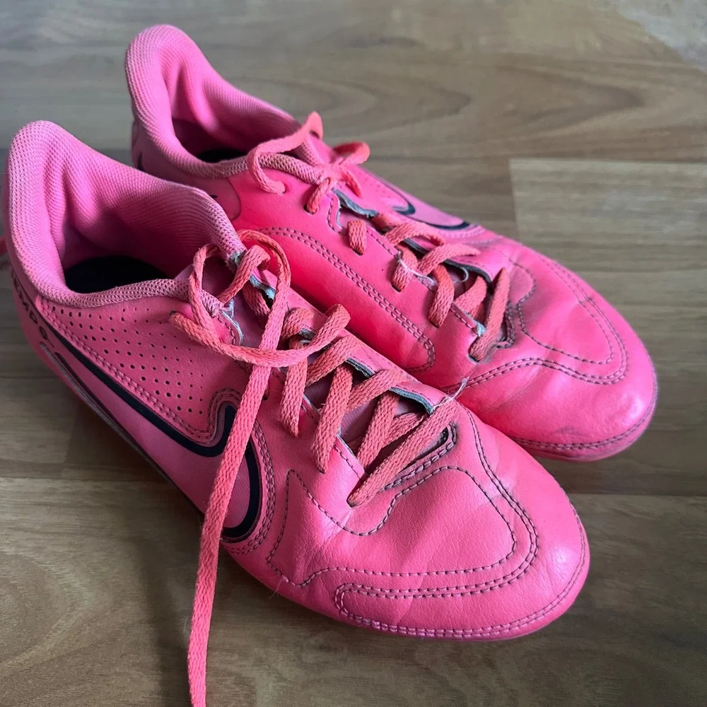 Nike Tiempo Indoor Soccer Cleats Pink Youth Size 5Y DA1331600